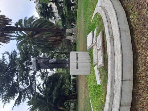 MONUMENTO A HIPÓLITO IRIGOYEN. CAMINANDO POR PLAZA LAVALLE