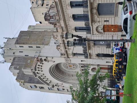 TEMPLO LIBERTAD. CAMINANDO POR PLAZA LAVALLE, CABA.