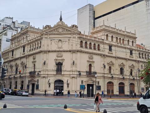 TEATRO NACIONAL CERVANTES. CAMINANDO POR PLAZA LAVALLE, CABA