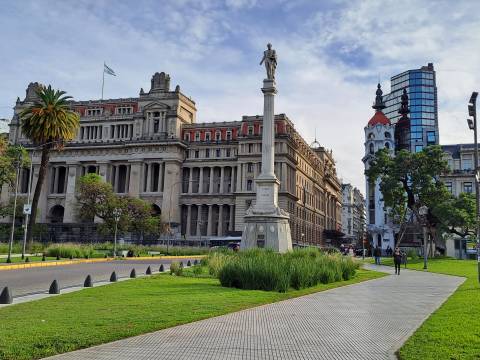 TRES EN UNA. CAMINANDO PLAZA LAVALLE. CABA