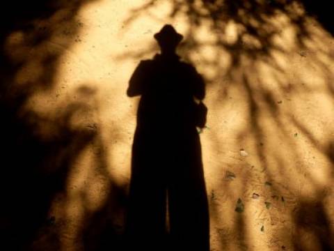 Cuento breve: Se escabulló entre las tinieblas de la noche..
