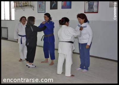 8967 12 DEFENSA PERSONAL FEMENINA - ¡SOLO PARA MUJERES! OBVIAMENTE