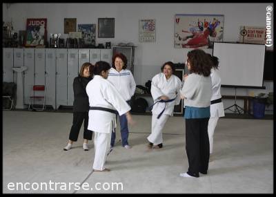 8967 5 DEFENSA PERSONAL FEMENINA - ¡SOLO PARA MUJERES! OBVIAMENTE