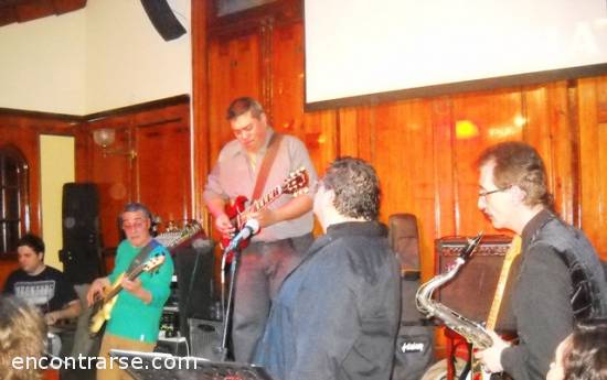 13637 22 NOCHE COMPLETA ROCK CON BANDA EN VIVO Y MUCHO MAS