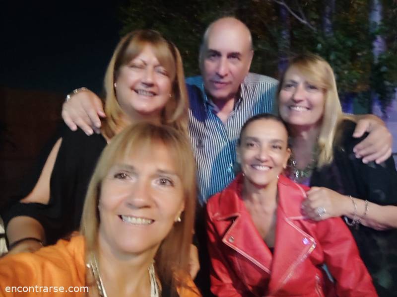 Encuentro 25152 : Singles Night en costanera, cena show y baile