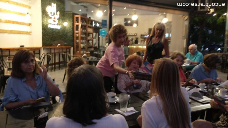 25444 43 EN EL DÍA DE LA MUJER NOS JUNTAMOS A TOMAR UN CAFÉ