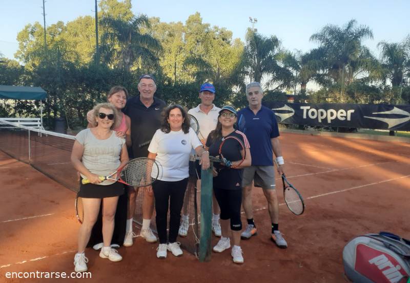 Encuentros Grupales (27/03/2022) :   TENIS del Domingo rodeado de verde 