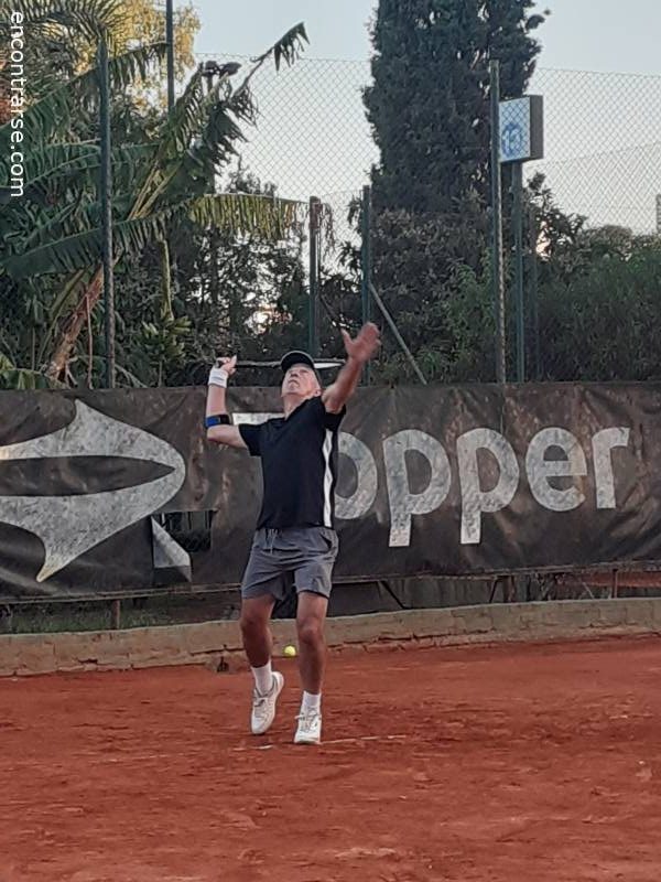 Encuentros Grupales (27/03/2022) :   TENIS del Domingo rodeado de verde 
