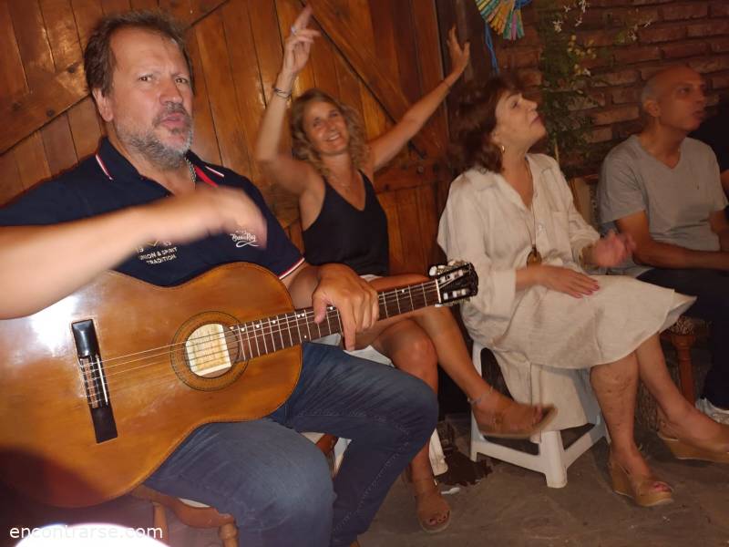 27955 2 COMIDA Y GUITARREADA EN LO DE MAJO