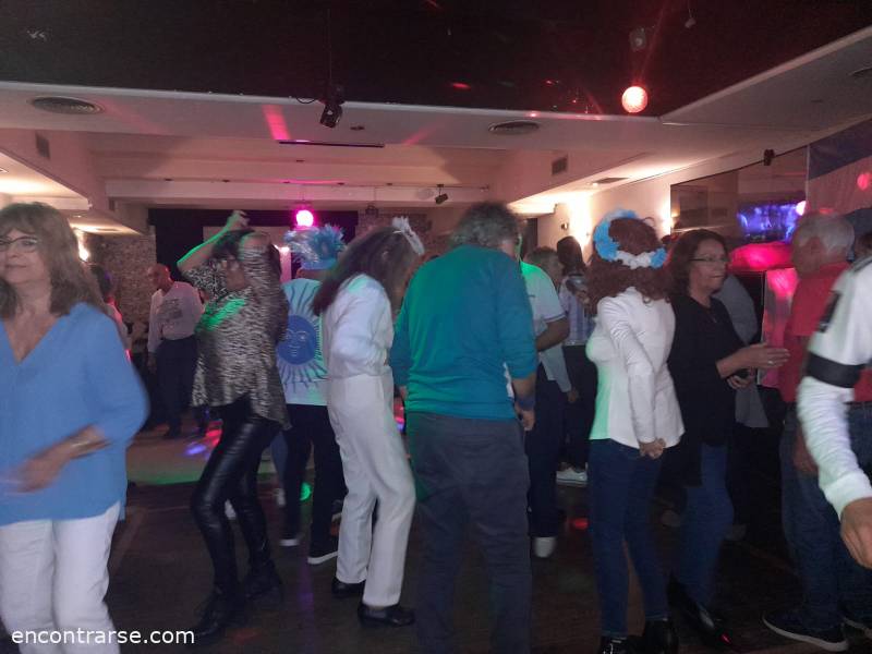28619 13 FIESTA CON TODOS VESTIDOS DE CELESTE Y BLANCO ! ! !