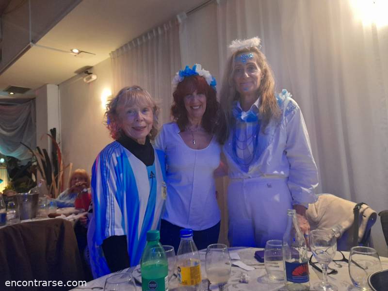 28619 24 FIESTA CON TODOS VESTIDOS DE CELESTE Y BLANCO ! ! !