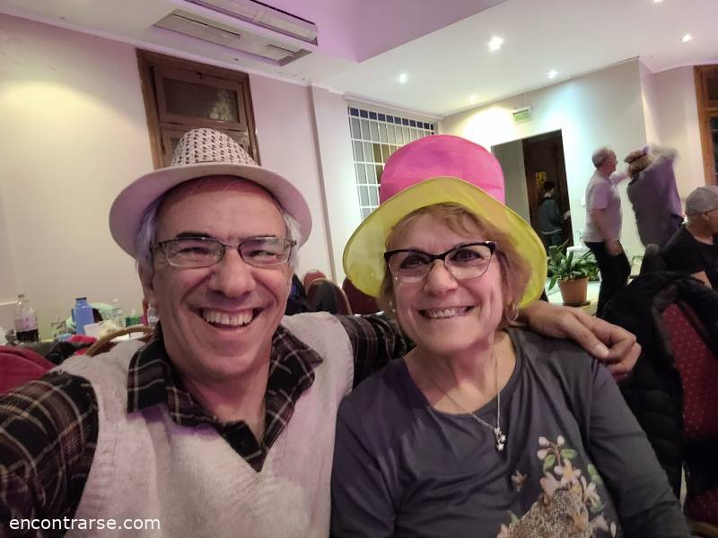 Encuentro 31808 : FIESTA DE LOCAS CABECITAS EN VILLA URQUIZA !