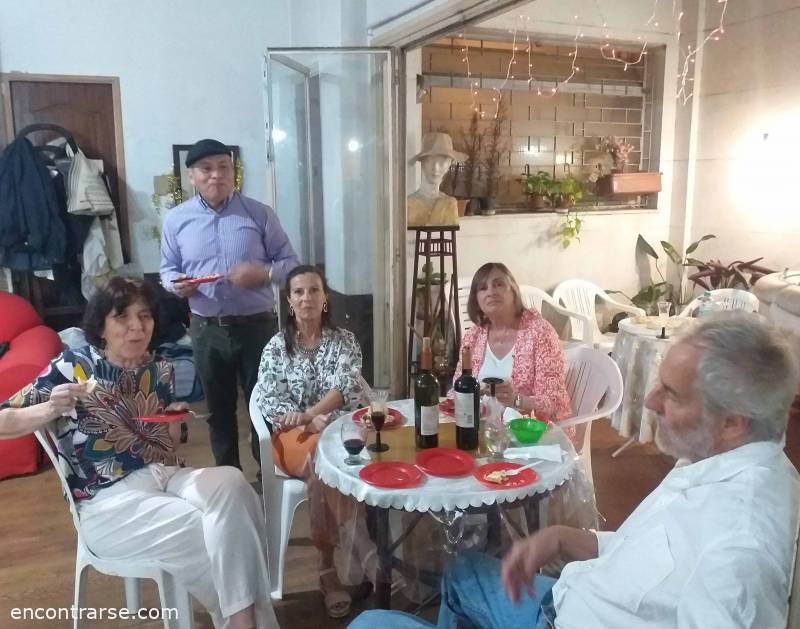 Encuentro 33045 : Pasar la Nochebuena cenando juntos. En mi casa, recibirlos con alma de fiesta. Sea cual sea tu credo. Nos integramos, como lo hice ni bien ingresé