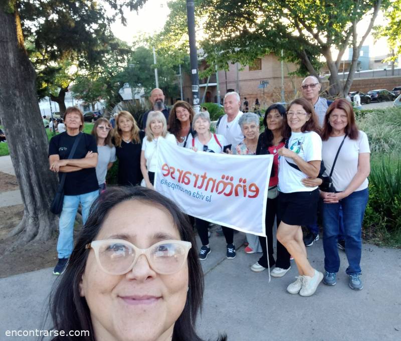 Encuentro 35833 : Juntada en la Plaza Alem, caminamos un rato y después tomamos algo. 