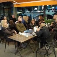 Encuentro 23909 : Café de Caballito casi en primavera EN VEREDA y chamuyero .-