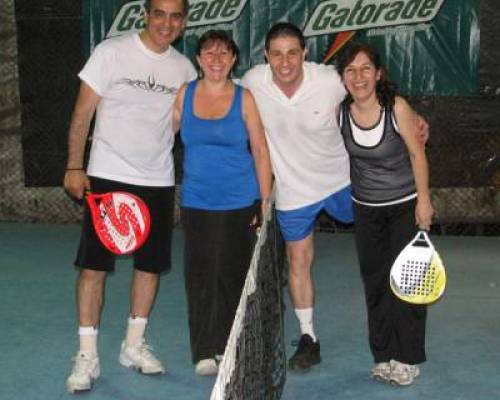 ese muchacho juega en una pierna ....que maravilla!!!! :Encuentro Grupal Maxi PADDLE del los Martes con anexos...