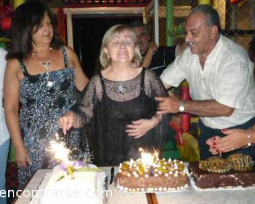 felicidades a los tres mosqueteros!!!! :Encuentro Grupal Los invito a Pizza Mía  a festejar los cumples de  OSVI48 - de MIMA49 y de Simplementemujer16 (o sea yo) - Me ayudan a apagar las velitas???