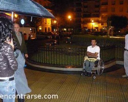 che,que pocos solidarios, lo dejaron a Ale en la lluvia le trabaron las rueditas y se pusieron todos bajo el paraguas ,que jodones,el tipo cag...de frio.Eso no se hace... :Encuentro Grupal NOCTURNA -RINCONES PARISINOS -POR LA JONES