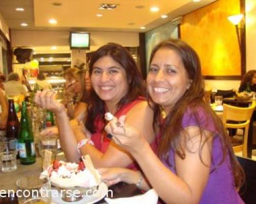 las chicas con el banana split ... mmmhhh :Encuentro Grupal GRUPO DE CINE Y MORFETE DE LOS MIÉRCOLES