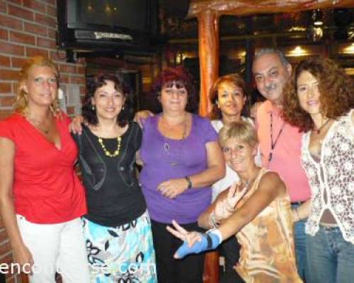 aun con la muñeca rota, pone los deditos :Encuentro Grupal En PIZZA NUESTRA  festejamos los cumpleaños de MAIONLINE  y de MIRIAM06!!!!