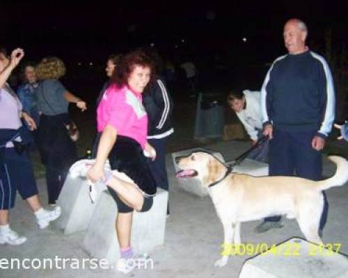 Adivinen quien tiene la batuta... :Encuentro Grupal CAMINAMOS… En Parque Centenario