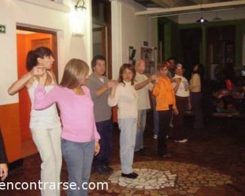 3530 9 VENI a Av. BOEDO 830 * que BAILANDO CON LAS CLASES de DANIELA SEGUIMOS APRENDIENDO y MEJORANDO SALSA , ROCK y AMERICANO!