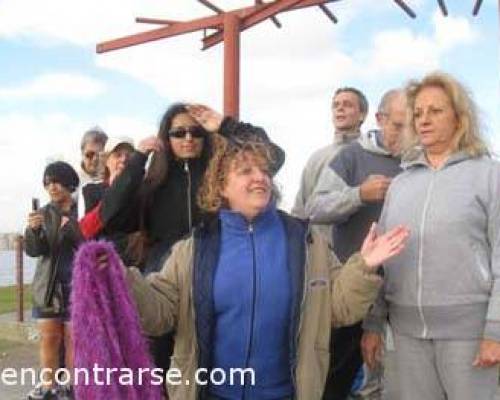 la maestrula dando explicaciones sobre no se que ... :Encuentro Grupal CON CALOR O CON FRIO.....VENI, VENITE ....A CORRER O A CAMINAR JUNTO AL RIO