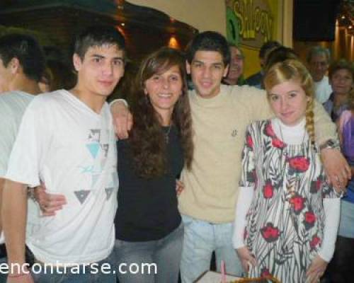 Mis hijos, Maximiliano, Cristian, mi nuera Yanina y en la pancita, mi nieto/ta :Encuentro Grupal Nuestra querida LEONINA (Laura) festeja su cumple en Pizza de Todos, nuestra casa!!!