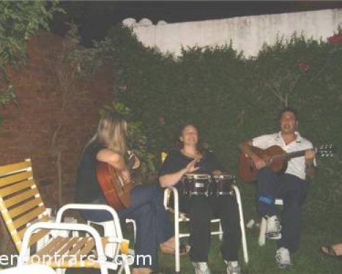 Trio: bimbo con cabello largo en la primer guitarra, majo con bongó -prestado por un rato- y el pescador--- Se cantaron todoooo se cantaron!!  :Encuentro Grupal PARA LOS QUE NO BAILAMOS, COMIDA, JUEGOS Y GUITARREADA EN LO DE MAJO