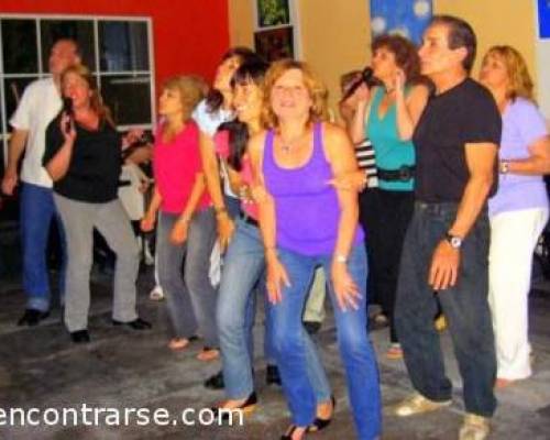 Toda la banda karaokeando!!!!! :Encuentro Grupal KARAOKE!!! HUELLAS del OESTE covoca!! Cafecito y 