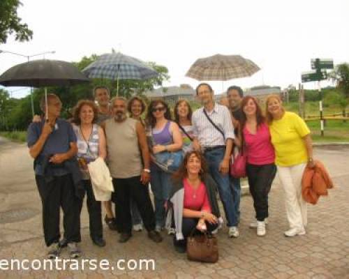 Ojo !! los paraguas son de pinta......NO LLOVIA !!! :Encuentro Grupal Ultima caminata del año 2009 !!!!!