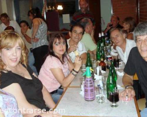 la chica de los brillos y el más seductor de la noche. :Encuentro Grupal Festejamos los cumples de MENOSMAL y de BESOSI y comenzamos el año en Pizza Nuestra, llevando la cartita para los REYES MAGOS!!!