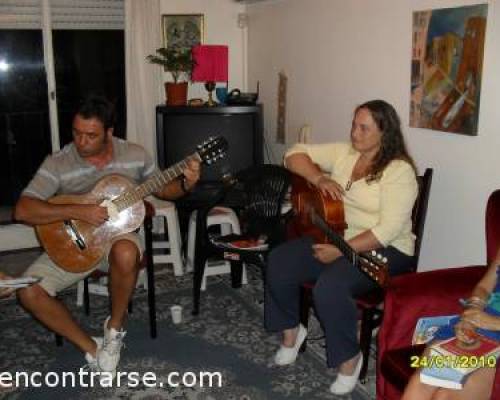 QUÉ CANTANTES TUVIMOS. A LA OJOS YA LA CONOCEMOS, PERO AL DE LA MAFIA NO LO CONOCÍAMOS. ES DE DIEZ. GRACIAS!!!!!!!!!!! :Encuentro Grupal Scrabble