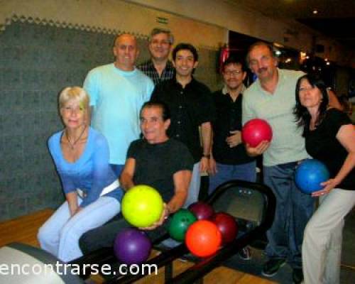 aqui sentados MAC Y CRUELA, AMBOS 2DOS. C/U EN SU GENERO, ELLA 116 Y EL SR. 168 !!!!!! QUE TAL ????? :Encuentro Grupal EL BOWLING NUESTRO DE CADA MES !!!