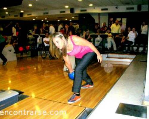 La Campeona demostrando sus habilidades!!! :Encuentro Grupal AQUÍ ESTÁ TU BOWLING !!!