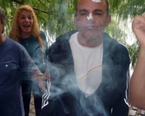 4843 10 Detras del humo