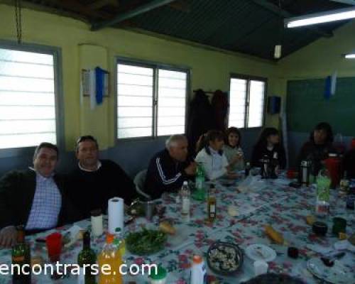 ESOS DOS DE LA IZQUIERDA SE MORFARON TODO JAJAJAJAJA :Encuentro Grupal Solo fotos -Los Plomos Arededor de la Parrilla- o ¡CHAU, QUIQUE!