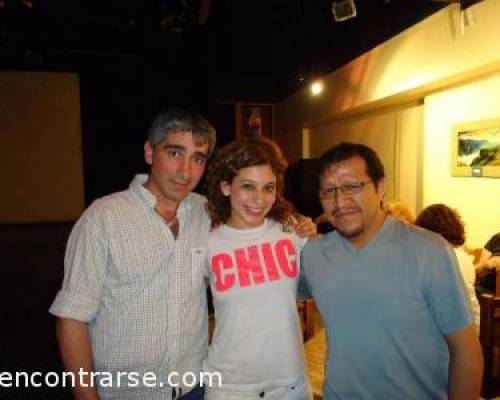 5771 5 Los muchachos con Nadia, una de las actrices