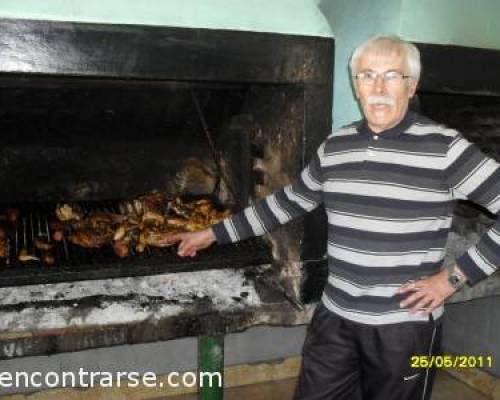 6644 16 La parrilla y un de los asistentes de Esteban