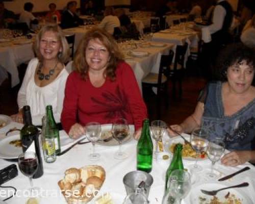 ¿ y que podemos decir de la cortadora oficial de tortas ? ¡¡No hay nadie que las corte c omo ella!!!   gracias lilibet, por estar, preciosa como siempre y de ¡¡ ROJO PASION !!!  Te quiero mucho besotes.  :Encuentro Grupal CUMPLEAÑOS Nº 5 DEL GRUPO DE CINE Y MORFETE DE LOS MIÉRCOLES EN BELGRANO