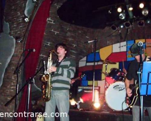 6825 8 NocHe enTrE amIgOS y blUEs en CALLE CORRIENTES-