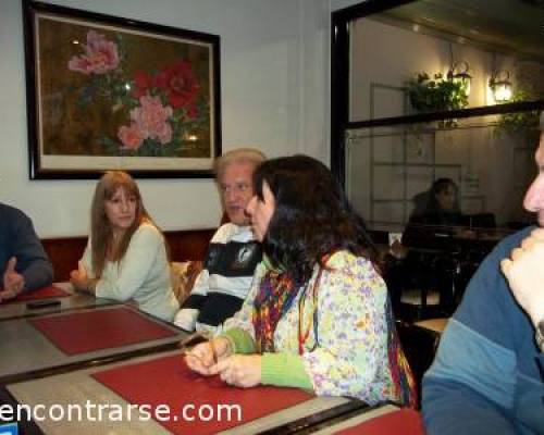 Anita explicándole a sus dispersos alumnos la diferencia entre Corrientes y Rivadavia!!! :Encuentro Grupal CLUB SOCIAL CAFE DE FLORES- El cafe de los Galanes tambien recibe a las chichis....¡¡¡¡¡¡¡¡¡¡¡¡¡¡¡¡¡¡¡ 
