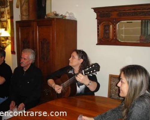 Majito guitarrera y anfitriona. Aplausos!!!! :Encuentro Grupal COMIDA Y JUEGOS DE MESA EN LO DE MAJO