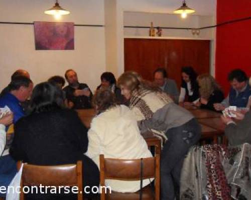 BUEN, RECIEN HORNEADAS , VAN SALIENDO ALGUNAS FOTOS, Y YA SE NOTA COMO BEATRIZ EMPIEZA A HACER TRAMPA MIENTRAS TODOS LOS DEMAS ESTAMOS CONCENTRADOS :Encuentro Grupal CHANCHA CON ALGO DE LOS JUEGOS DE ROL