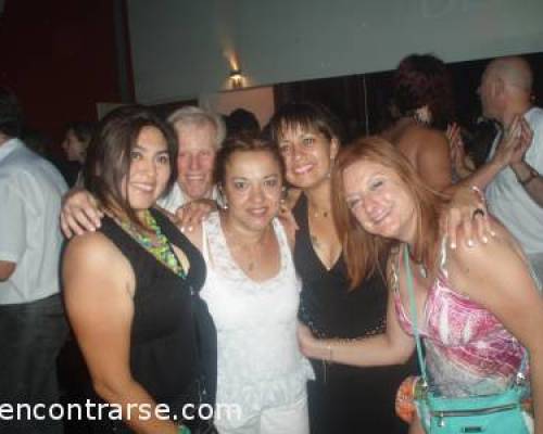 8165 4 BUENO CHICOS Y CHICAS EMPEZAMOS EL 2012 CON TODO EN DISCO SIX Y BAULANDO !!!!!