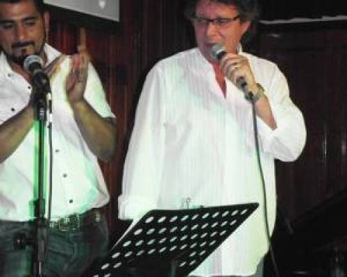 8344 11 APROVECHAMOS LA AUSENCIA DE ADRIANA Y HACEMOS CANTAR A DOS CABALLEROS. UNO MAS LINDO QUE EL OTRO Y DESPUES HACEMOS KARAOKE.