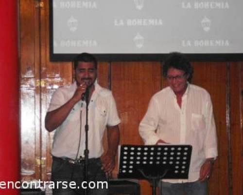 8344 2 APROVECHAMOS LA AUSENCIA DE ADRIANA Y HACEMOS CANTAR A DOS CABALLEROS. UNO MAS LINDO QUE EL OTRO Y DESPUES HACEMOS KARAOKE.