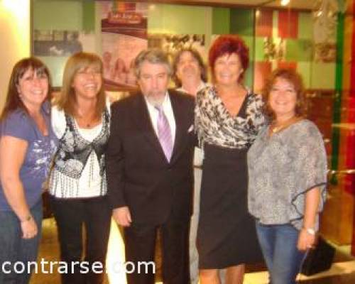 Es una foto tan linda que ni el figuretti la pudo arruinar!!! :Encuentro Grupal Cafecito **Zona Norte** FESTEJAMOS EL DIA INTERNACIONAL DE LA POESIA