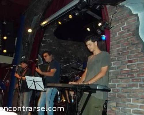 8483 2 NocHe EntrE AmIgoS y BLues-GALLO ROJO-