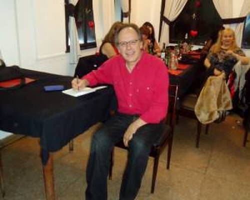 el poeta autografiando (pero arrugoooooo no quiso bailar!) jaja :Encuentro Grupal La Solidaridad de Gala y al Rojo Vivo!!!